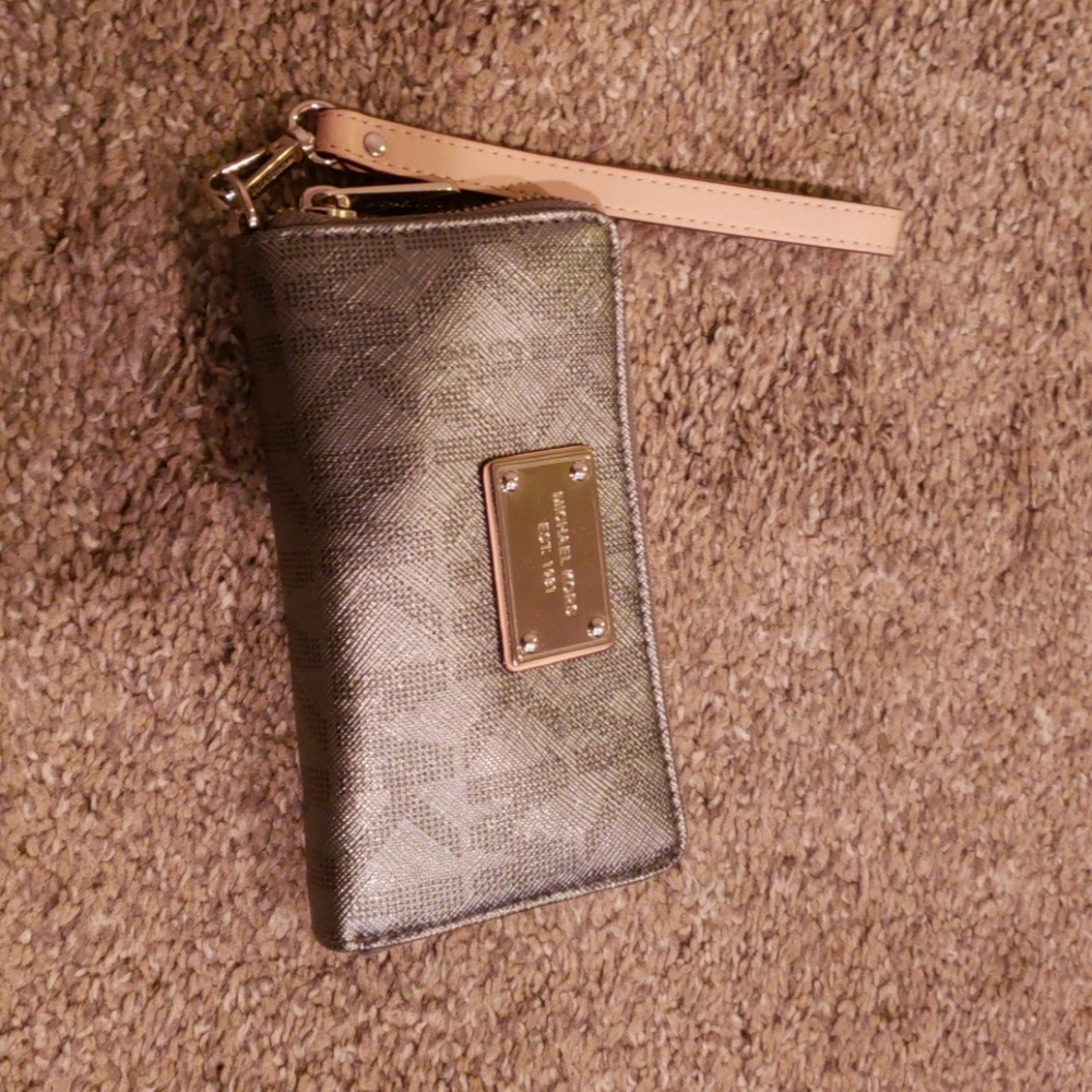 Michael kors wristlet